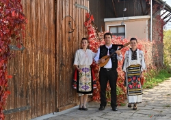 С тамбура в село Свежен_109
