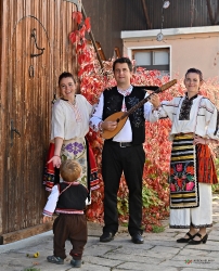 С тамбура в село Свежен_110