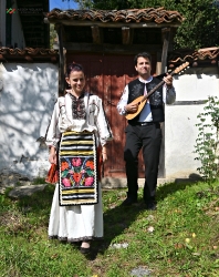 С тамбура в село Свежен_54