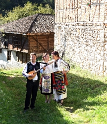С тамбура в село Свежен_6