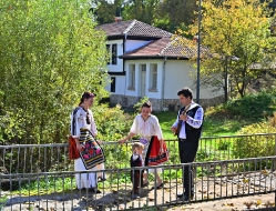 С тамбура в село Свежен_87