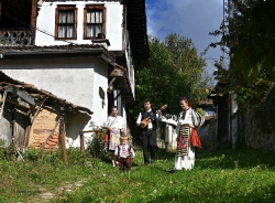С тамбура в село Свежен_93