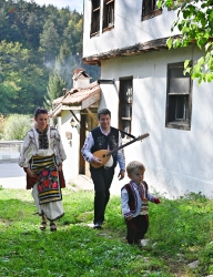 С тамбура в село Свежен_99